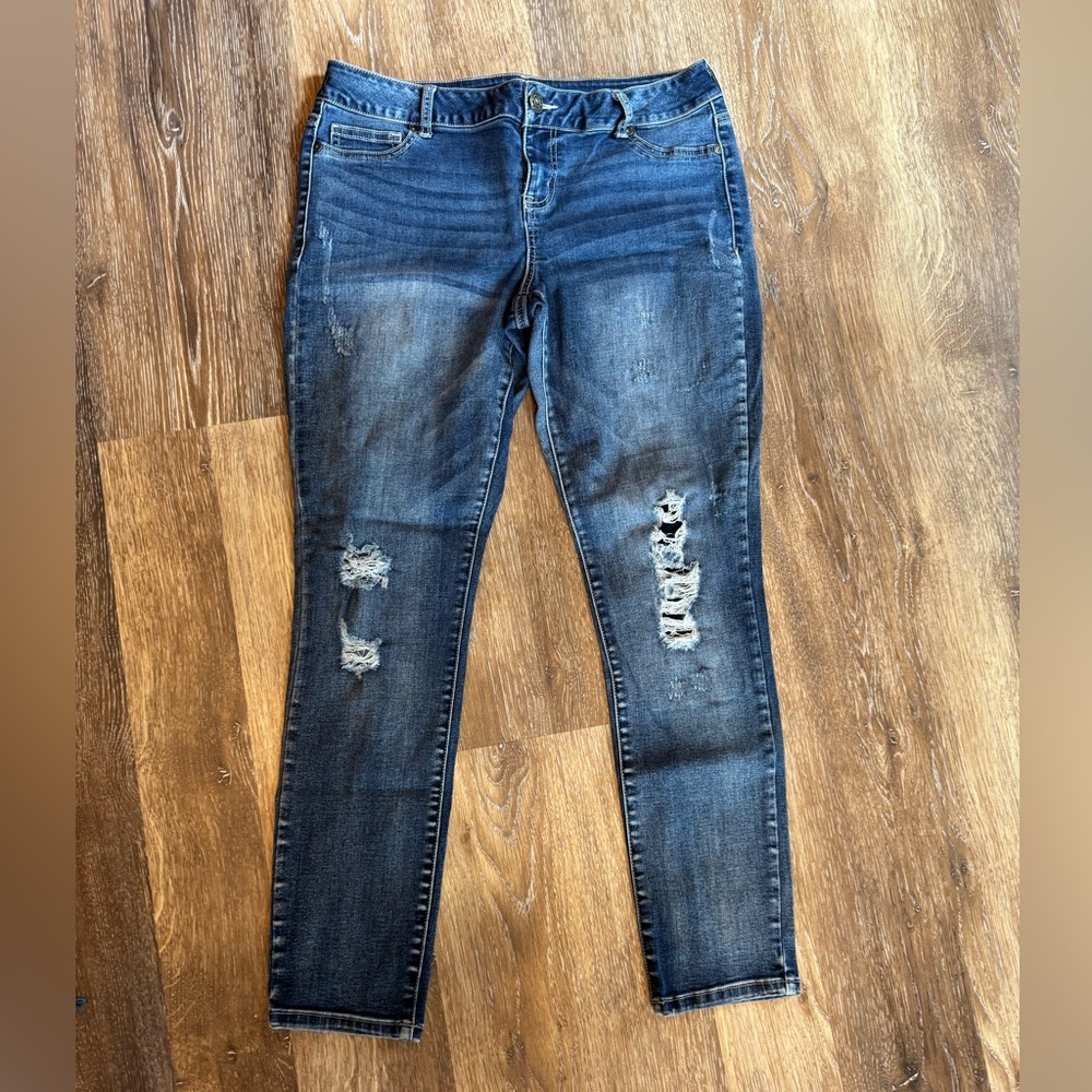 Maurice’s distressed stretch jean. Sz Large.‎
